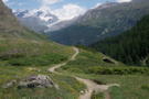 The trail starts down the valley towards Smutt
